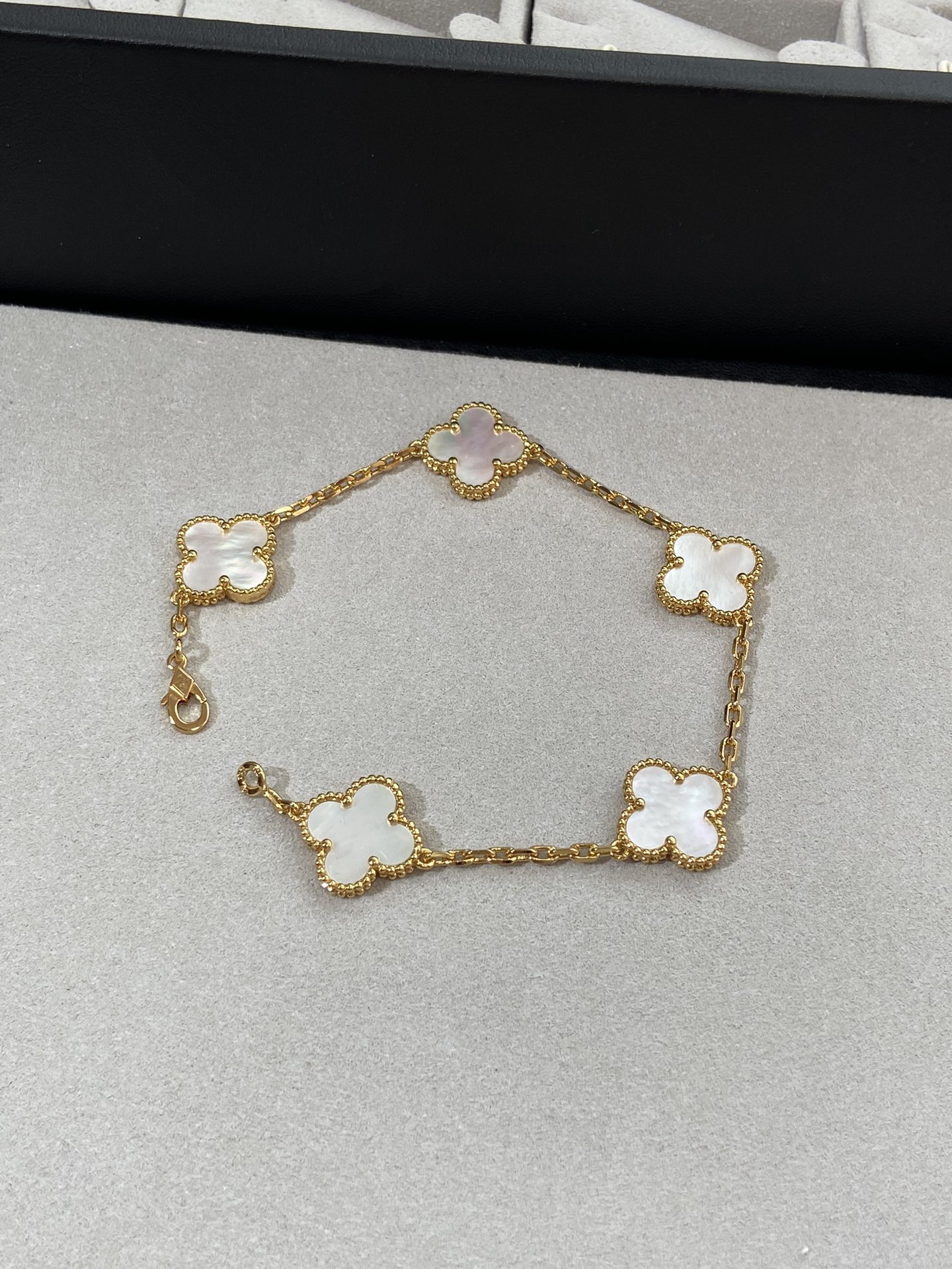 Bagsaaa V*n Cl**f & Arpel Vintage Alhambra Bracelet 5 Motifs Gold & White
