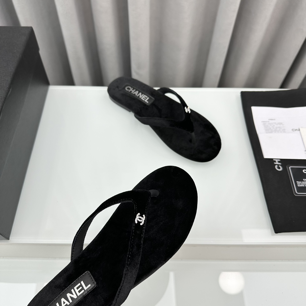 Bagsaaa Ch**el Thongs Velvet Black G45716