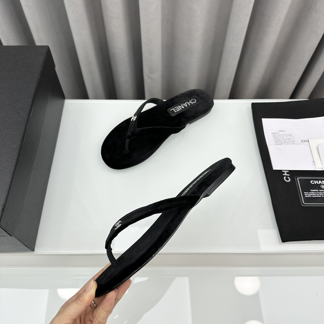 Bagsaaa Ch**el Thongs Velvet Black G45716
