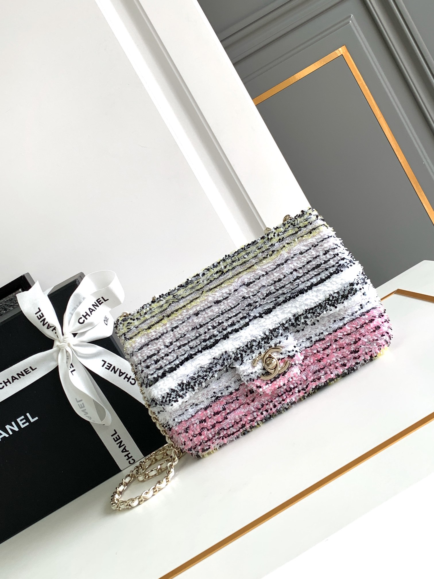 Bagsaaa Ch**el Clutch Multicolor Sequins & Gold-Tone Metal AS4561 - 14 × 21 × 8 cm