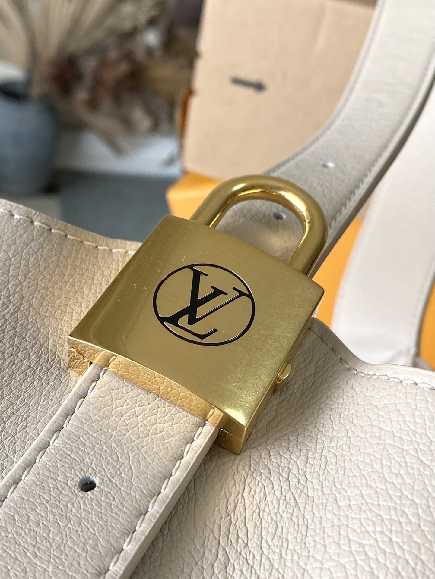 Bagsaaa L0vis Vvtt0n M25022 Low Key Hobo MM Bag Cream - 31 x 35 x 18 cm