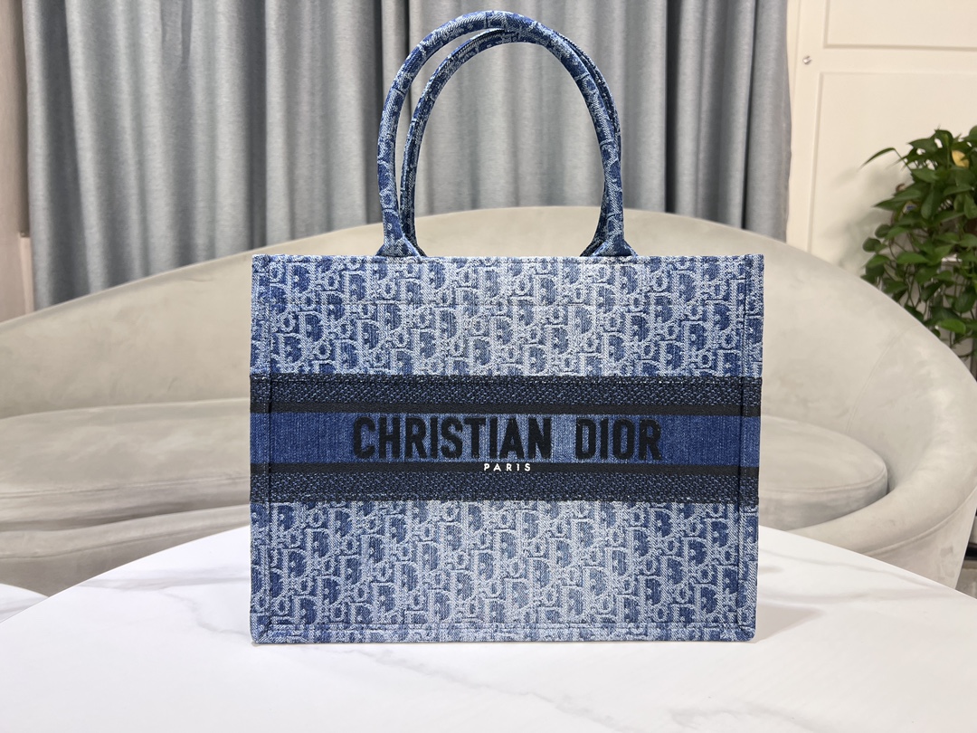 Bagsaaa Medium D10r Book Tote Blue Denim D10r Oblique Jacquard - 36 x 27.5 x 16.5 cm
