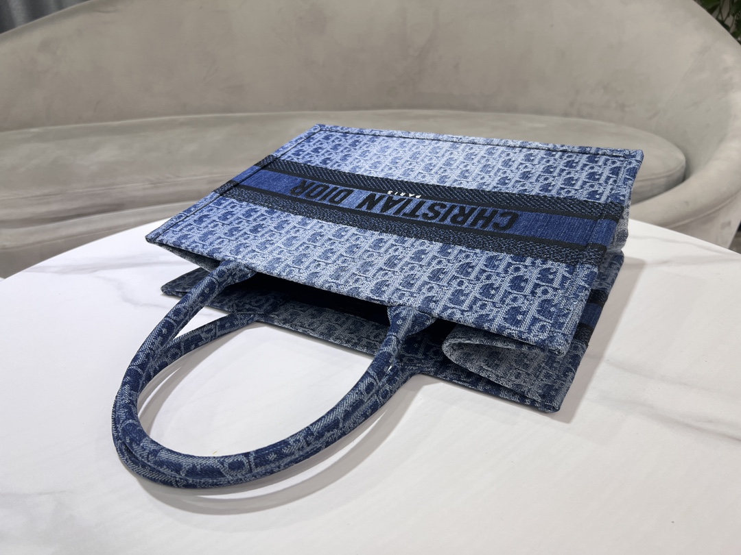Bagsaaa Medium D10r Book Tote Blue Denim D10r Oblique Jacquard - 36 x 27.5 x 16.5 cm