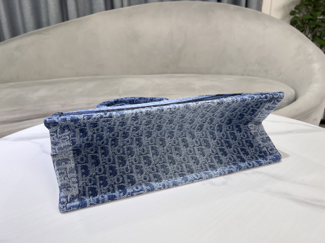 Bagsaaa Medium D10r Book Tote Blue Denim D10r Oblique Jacquard - 36 x 27.5 x 16.5 cm