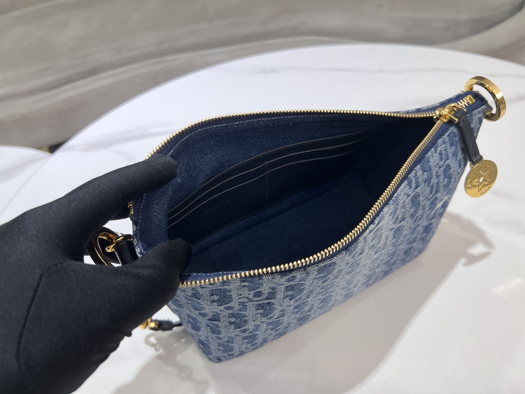 Bagsaaa D10rstar Hobo Bag with Chain Blue Denim D10r Oblique Jacquard - 28.5 x 14.5 x 10 cm