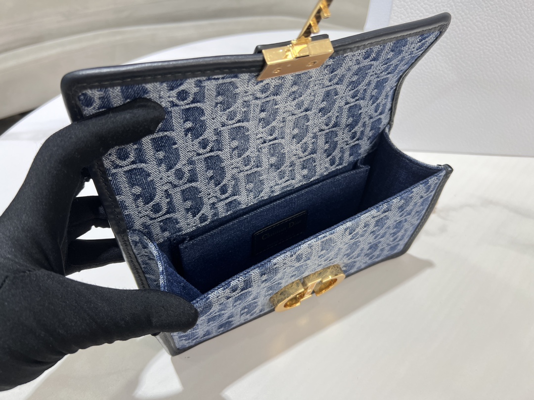 Bagsaaa D10r 30 Montaigne East-West Bag with Chain Blue Denim D10r Oblique Jacquard - 21 x 12 x 6 cm