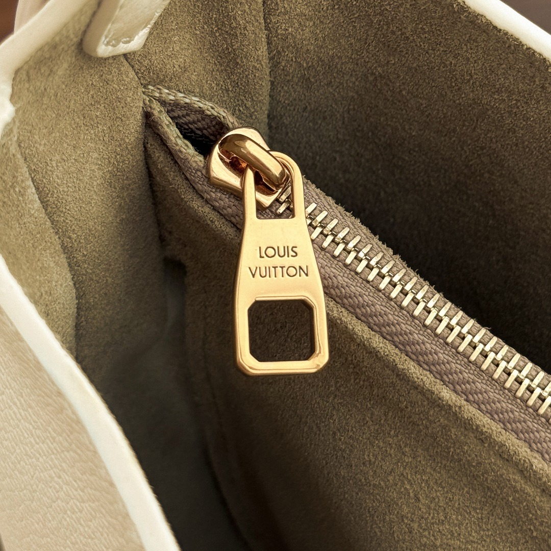 Bagsaaa L0vis Vvtt0n M24990 Low Key Shoulder Bag Cream - 26 x 18 x 7 cm