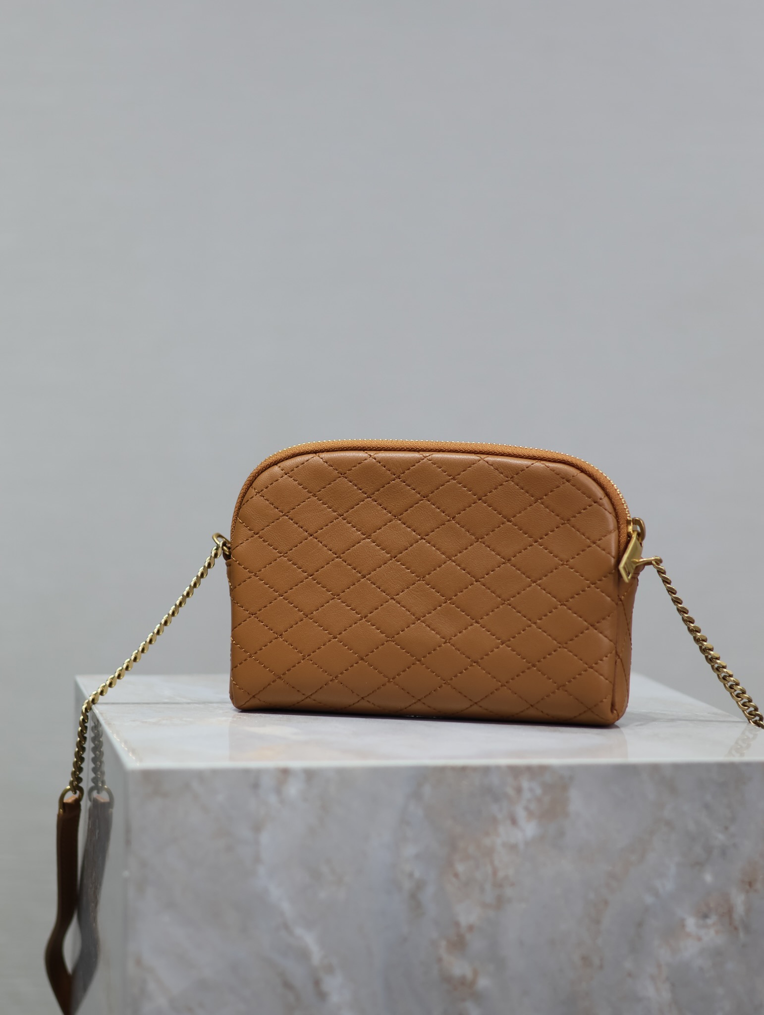 Bagsaaa Y51 Gaby Zipped Pouch In Quilted Lambskin 733667 Brown - 18 X 13 X 3,5 CM