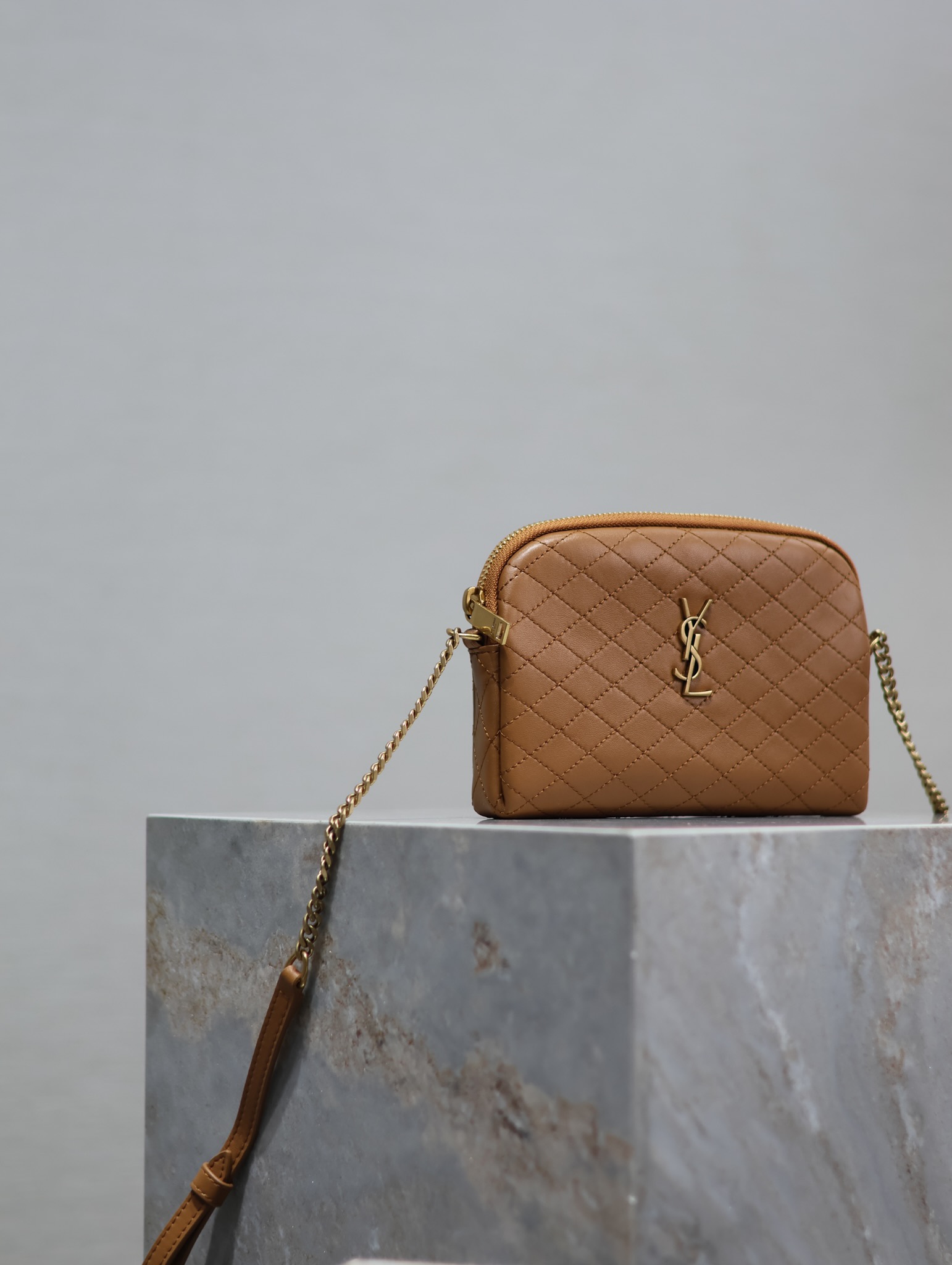 Bagsaaa Y51 Gaby Zipped Pouch In Quilted Lambskin 733667 Brown - 18 X 13 X 3,5 CM