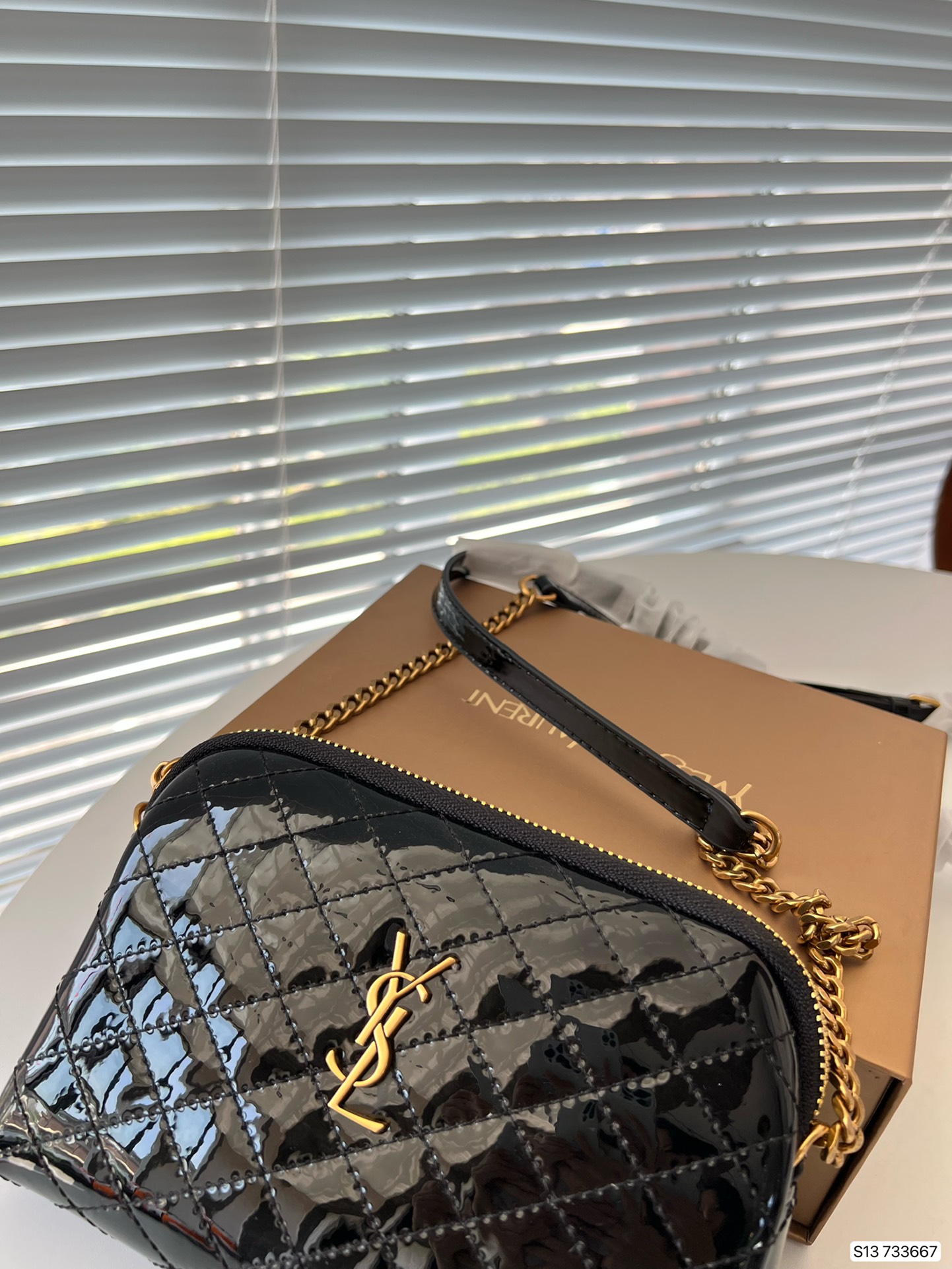 Bagsaaa Y51 Gaby Zipped Pouch In Quilted Patent 733667 Black - 18 X 13 X 3,5 CM