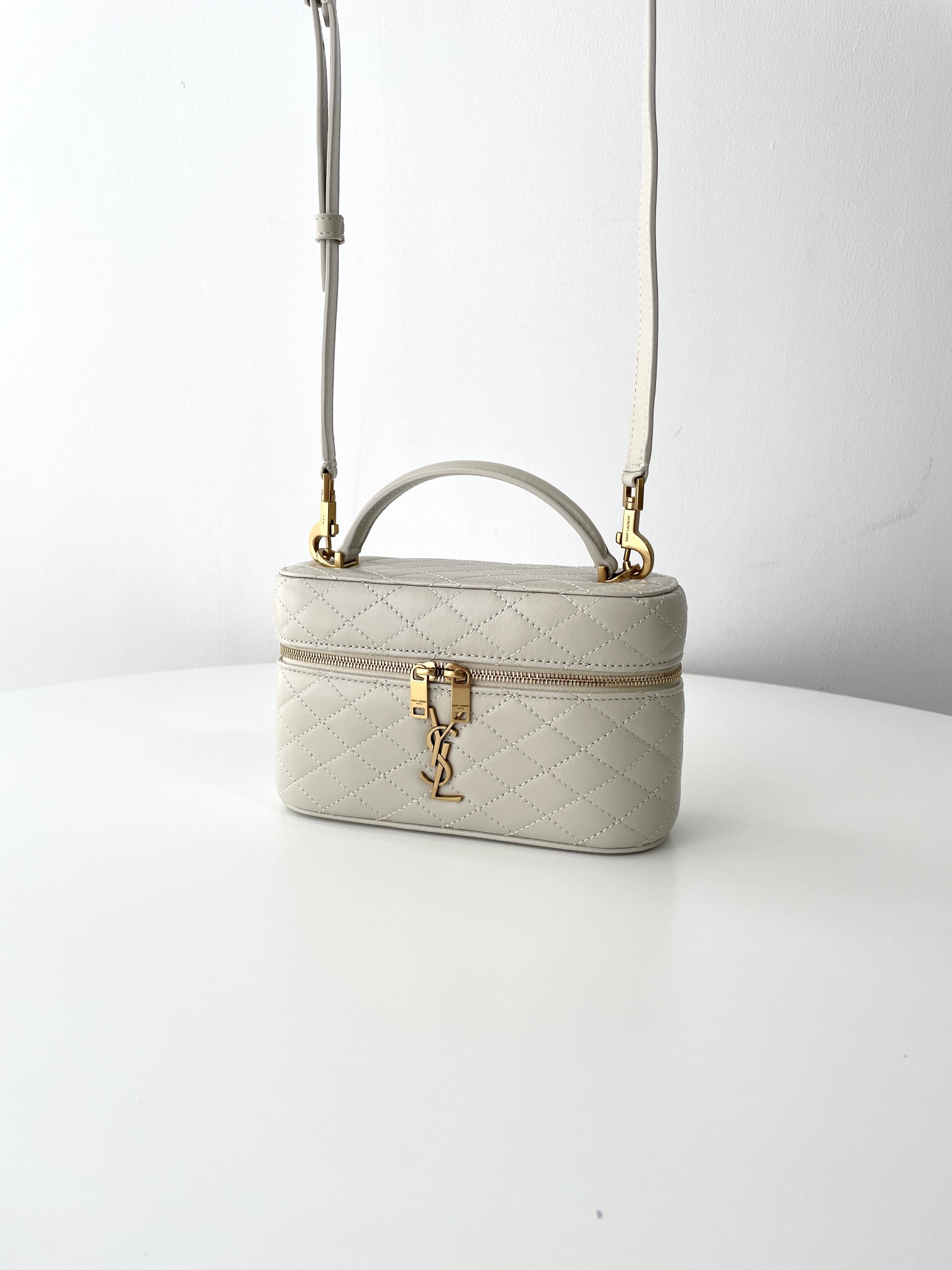 Bagsaaa Y51 Gaby Vanity Bag In Lambskin 766731 Cream - 18 X 11 X 6.5 CM
