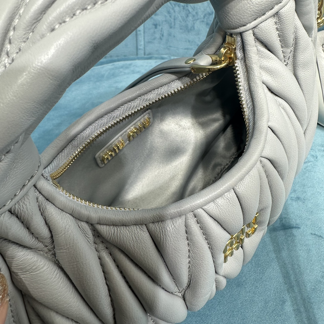 Bagsaaa M1um1u Wander Matelassé Nappa Leather Hobo Mini-bag Pearl Gray - 14x17.5x5.5 cm
