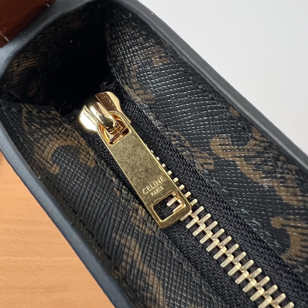 Bagsaaa Ce1i*e Medium Tilly Bag In Triomphe Canvas And Calfskin - 22 X 13.5 X 4 CM