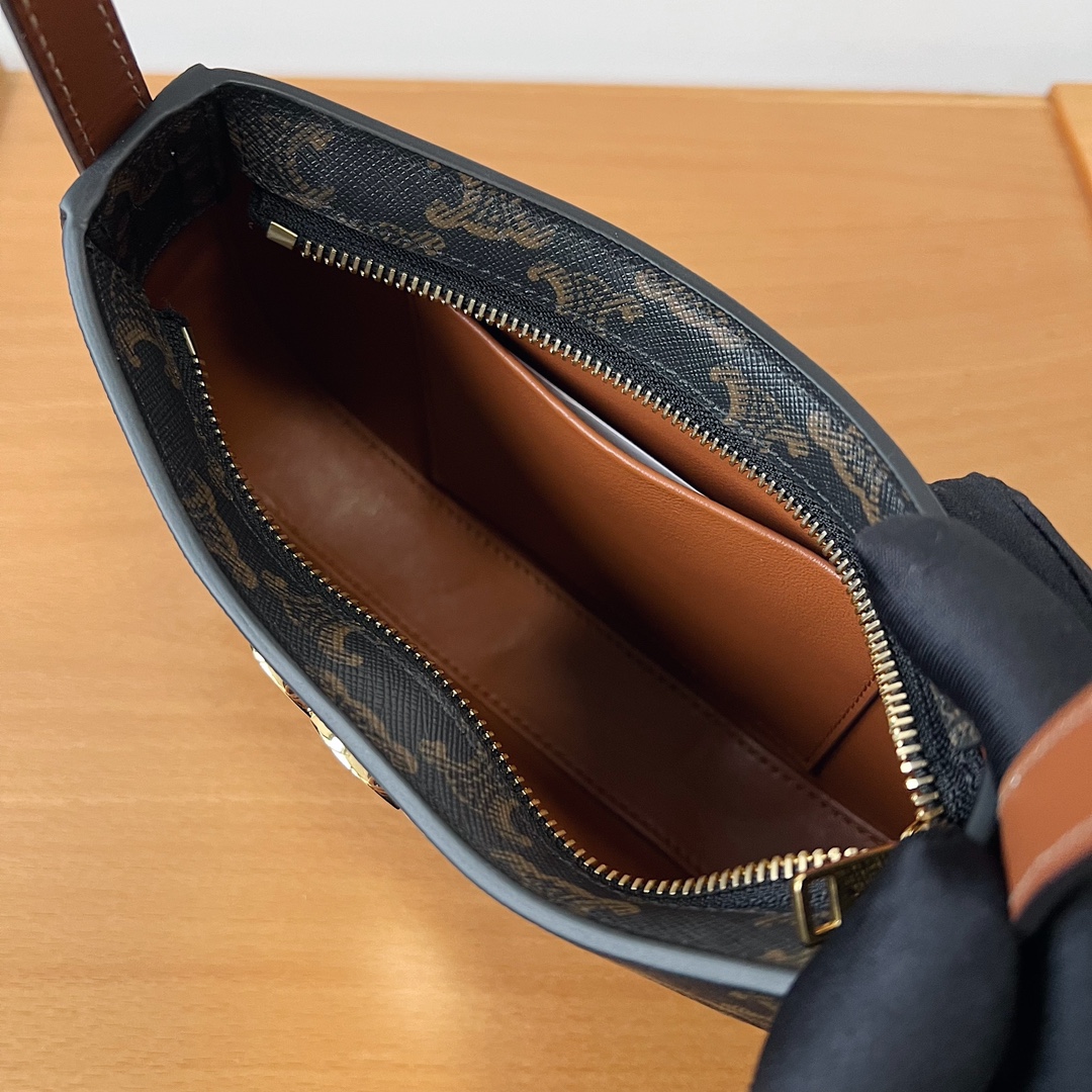 Bagsaaa Ce1i*e Medium Tilly Bag In Triomphe Canvas And Calfskin - 22 X 13.5 X 4 CM