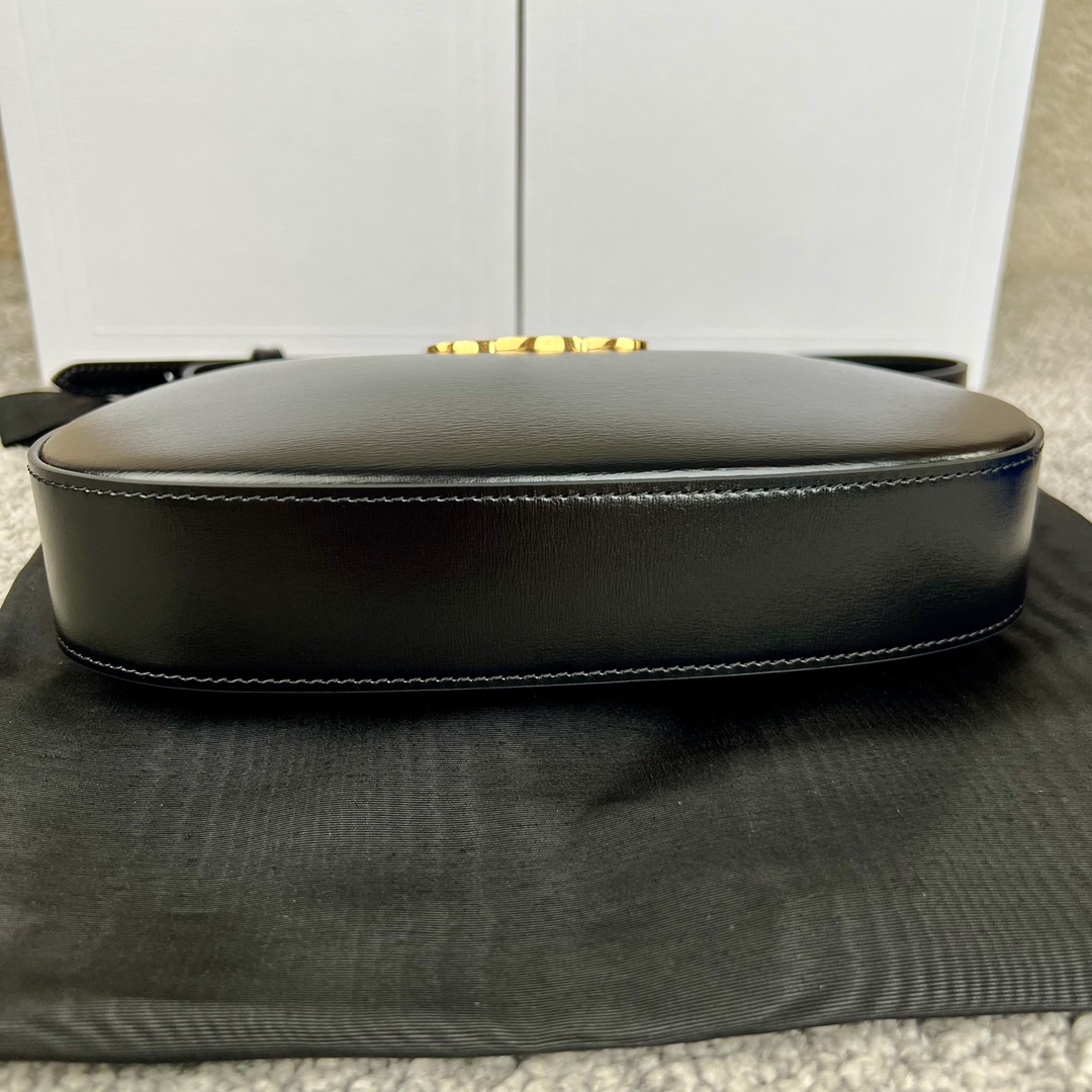 Bagsaaa Ce1i*e Medium Tilly Bag In Shiny Calfskin Black - 22 X 13.5 X 4 CM