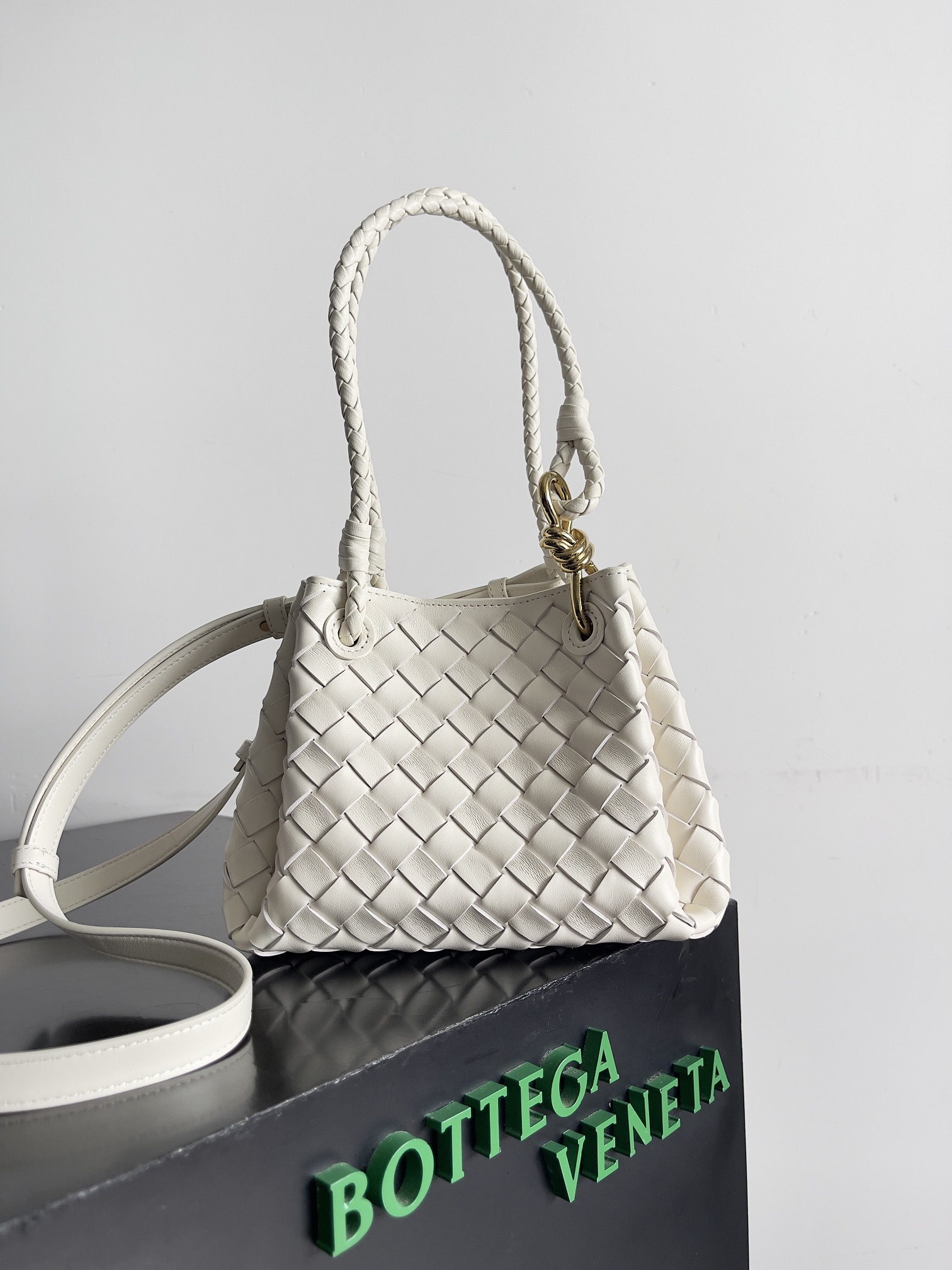Bagsaaa B0tt*ga Ven*ta Small Parachute White - 21*17*16.5cm