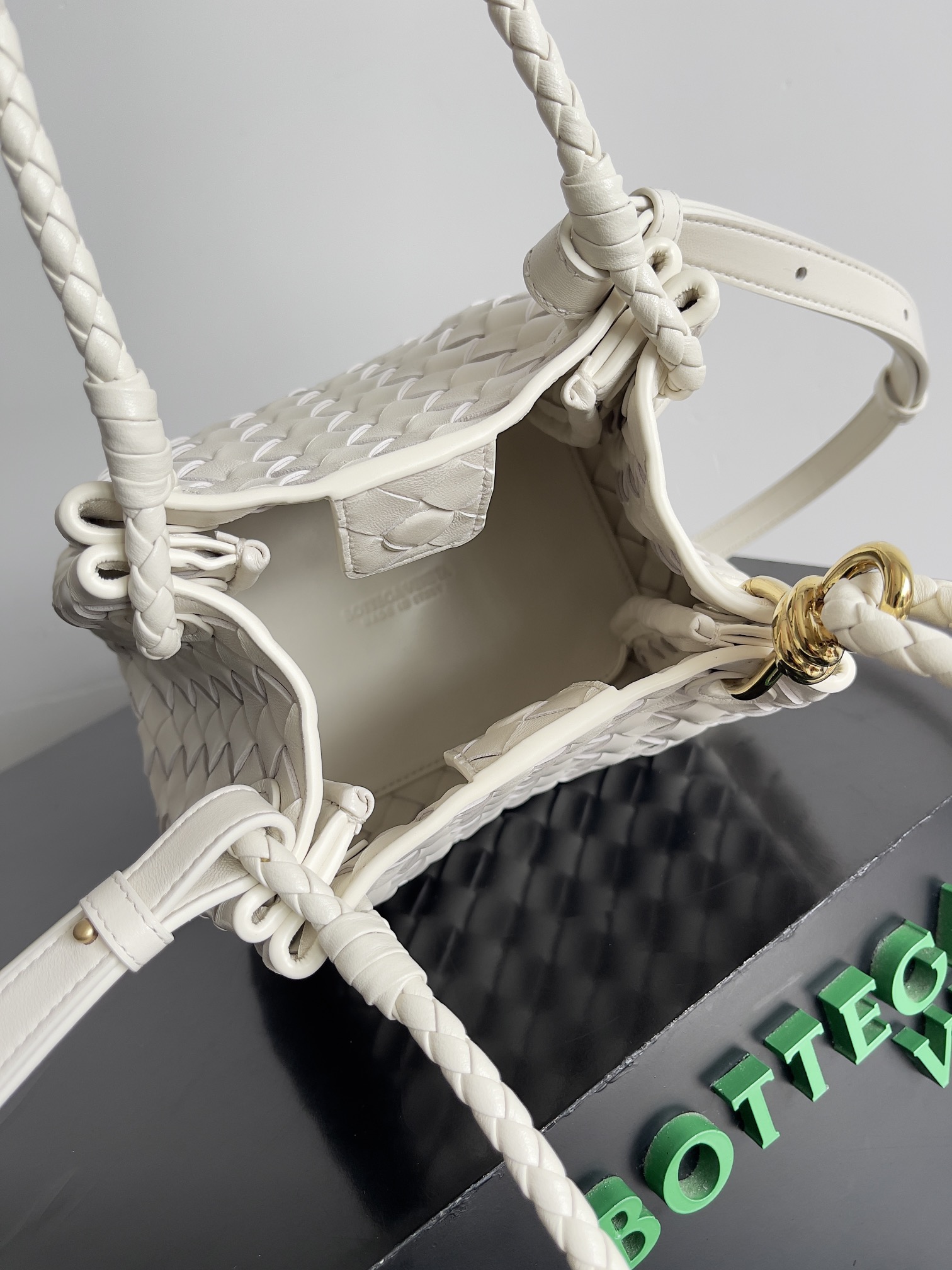 Bagsaaa B0tt*ga Ven*ta Small Parachute White - 21*17*16.5cm