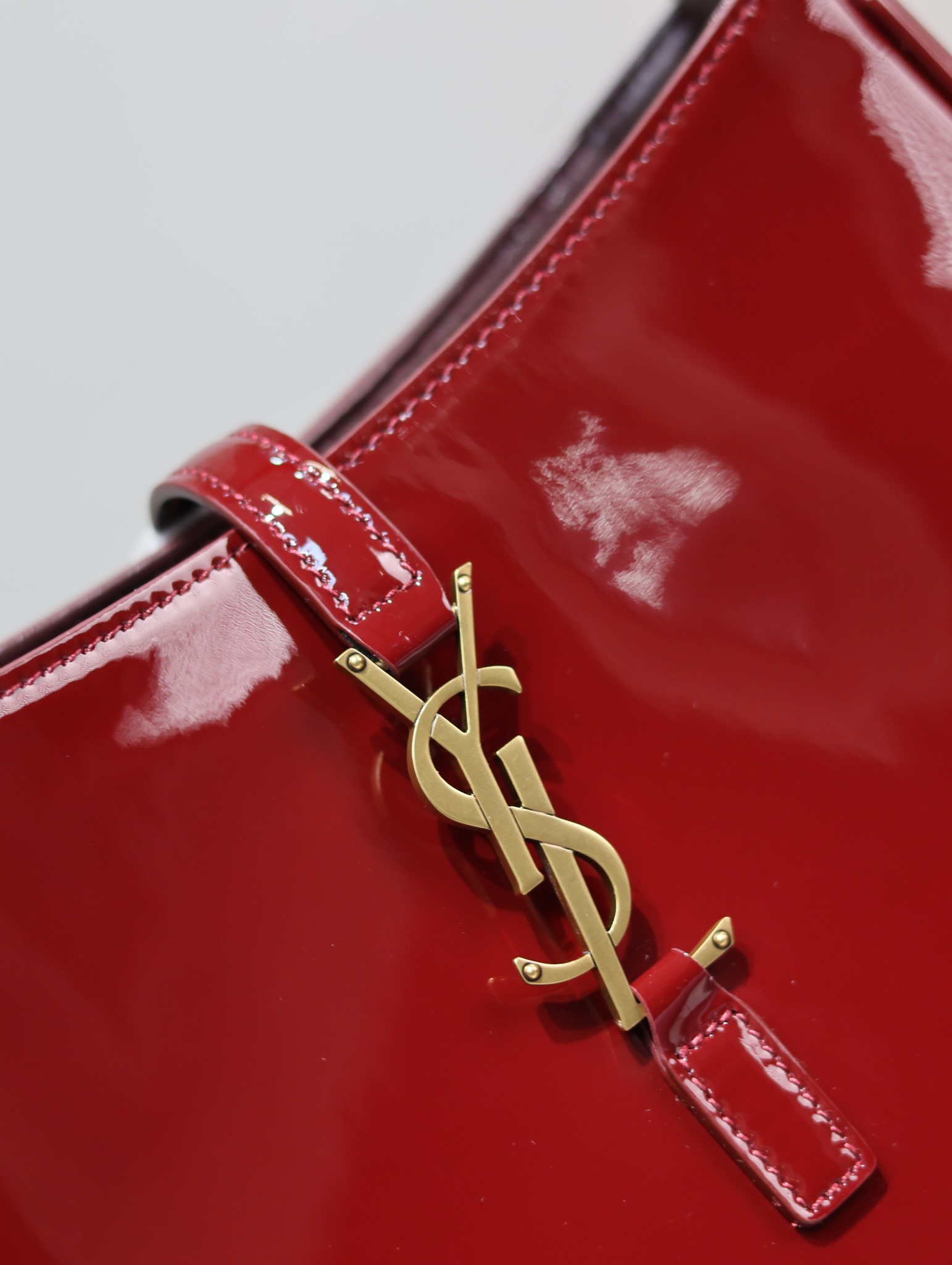 Bagsaaa Y51 Le 5 À 7 In Patent Leather Red 657228 - 23 X 16 X 6.5 CM