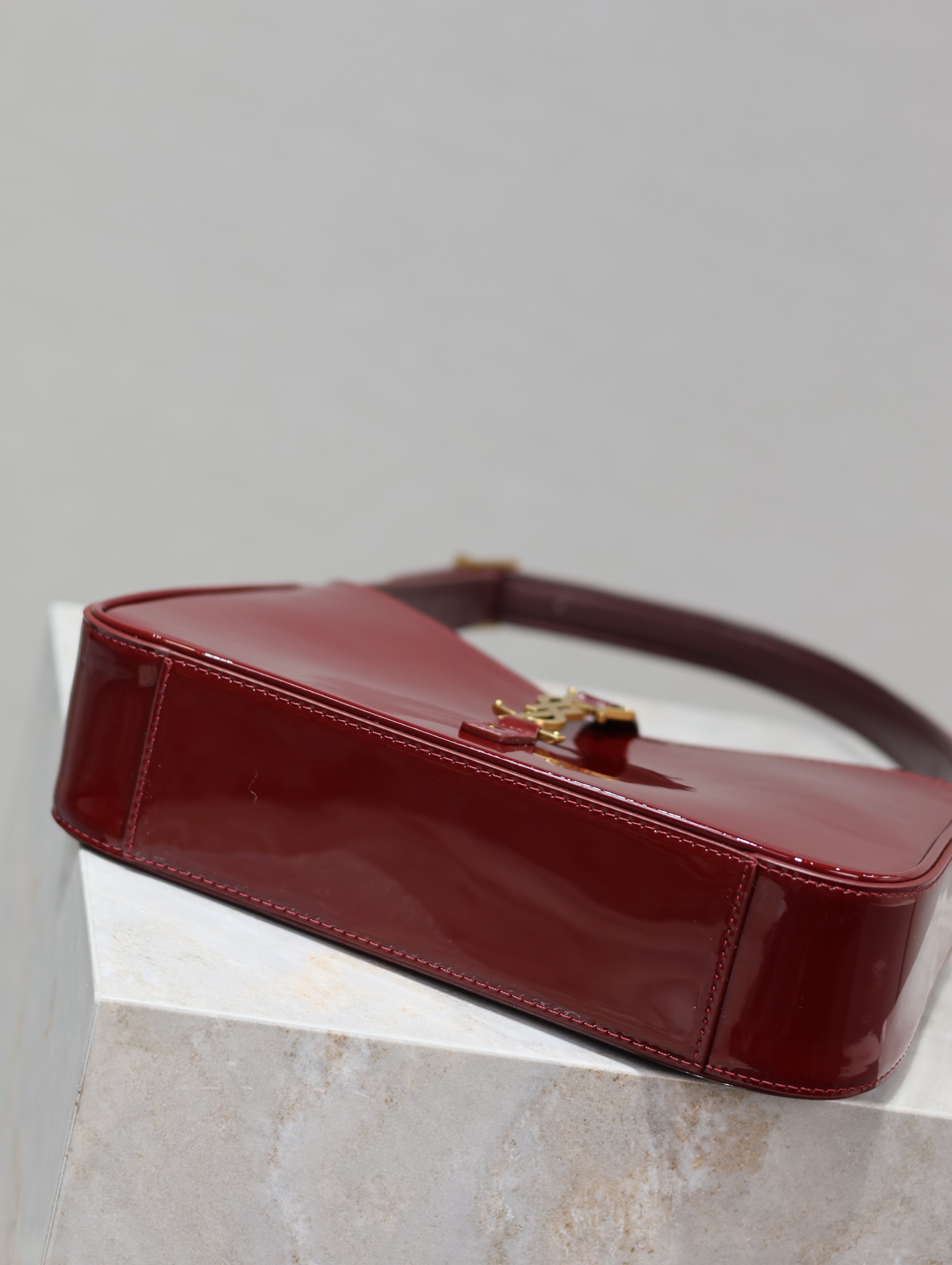 Bagsaaa Y51 Le 5 À 7 In Patent Leather Red 657228 - 23 X 16 X 6.5 CM