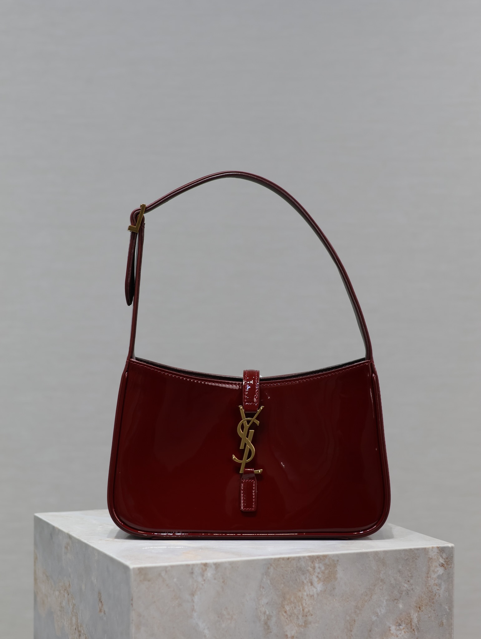 Bagsaaa Y51 Le 5 À 7 In Patent Leather Red 657228 - 23 X 16 X 6.5 CM