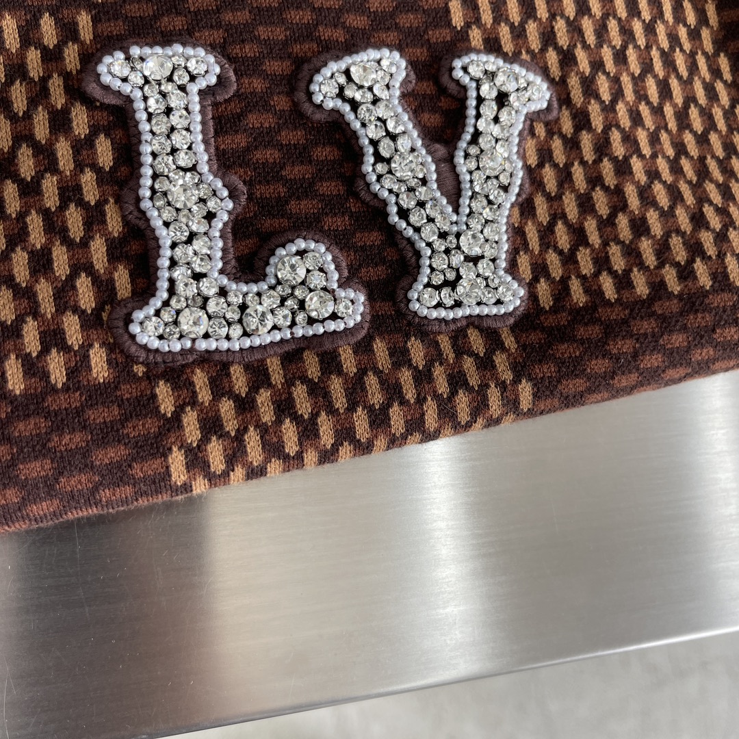 Bagsaaa LV Short-Sleeved Cotton Damier Crewneck With Crystal LV Patch