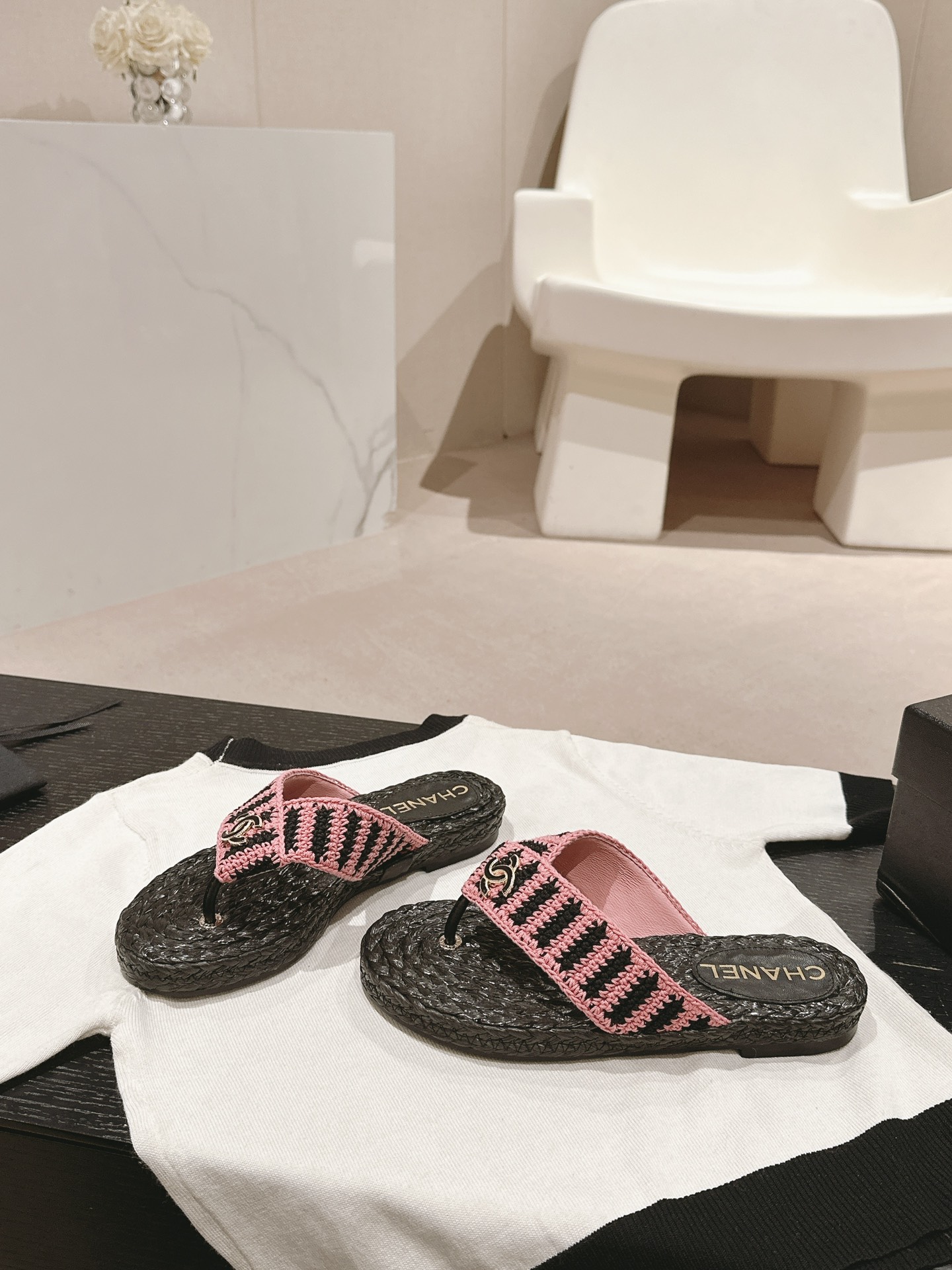 Bagsaaa Ch**el Thongs Crochet Black & Pink G45595
