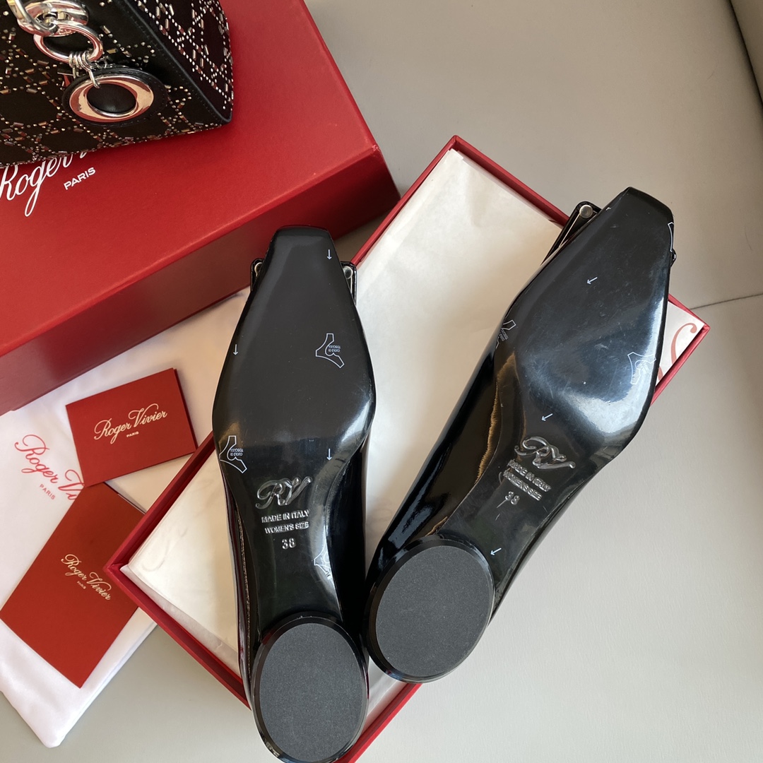 Bagsaaa Roger Vivier Strass Heel Covered Buckle Ballerinas in Patent Leather Black