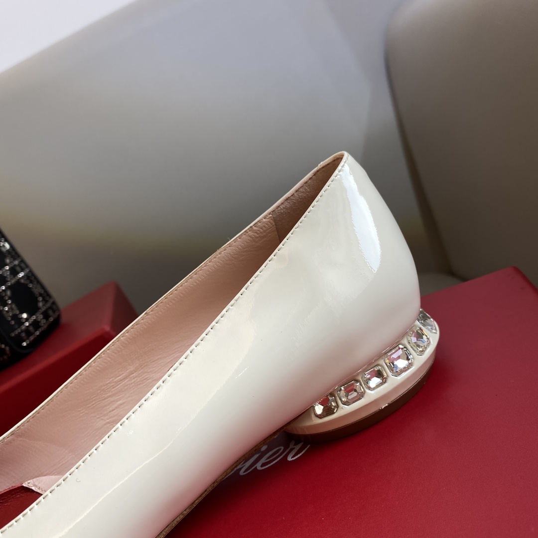 Bagsaaa Roger Vivier Strass Heel Covered Buckle Ballerinas in Patent Leather White
