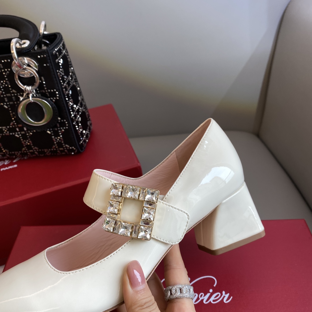 Bagsaaa Roger Vivier Très Vivier Rhinestone Buckle Babies Pumps White