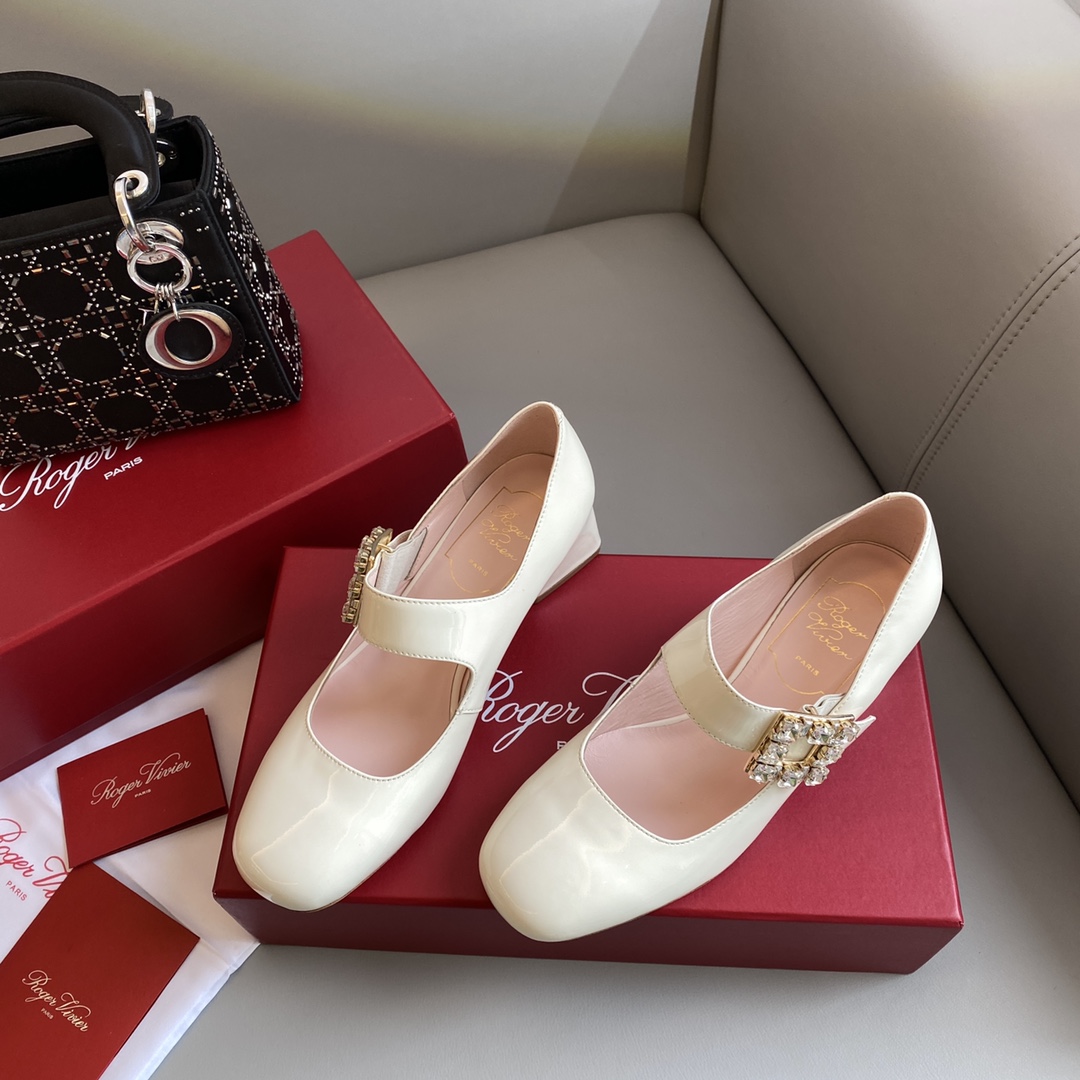 Bagsaaa Roger Vivier Très Vivier Rhinestone Buckle Babies Pumps White