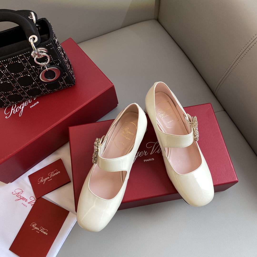 Bagsaaa Roger Vivier Très Vivier Rhinestone Buckle Babies Pumps White