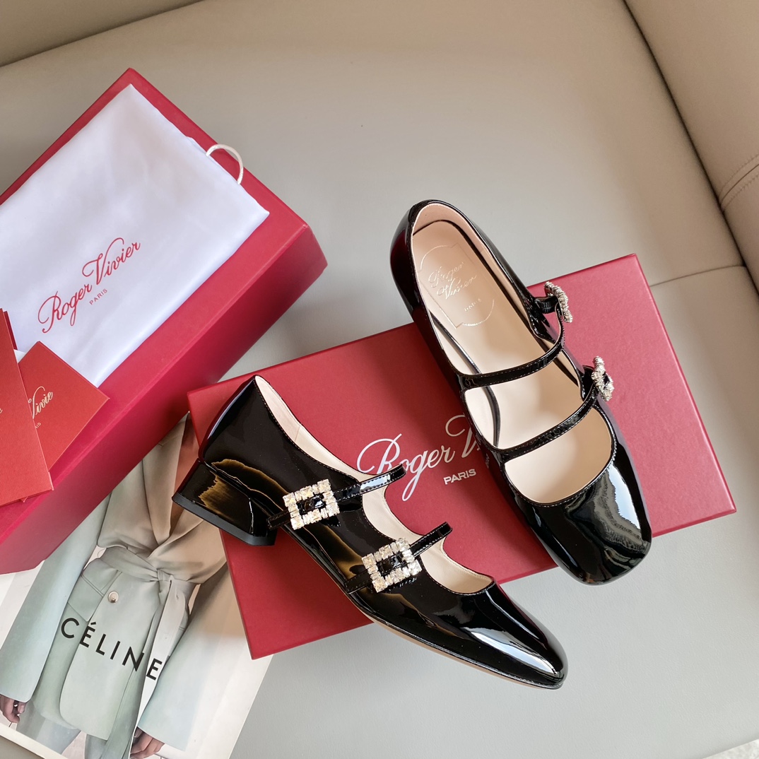 Bagsaaa Roger Vivier Trés Vivier Strass Buckle Mini Babies Ballerinas in Patent Leather