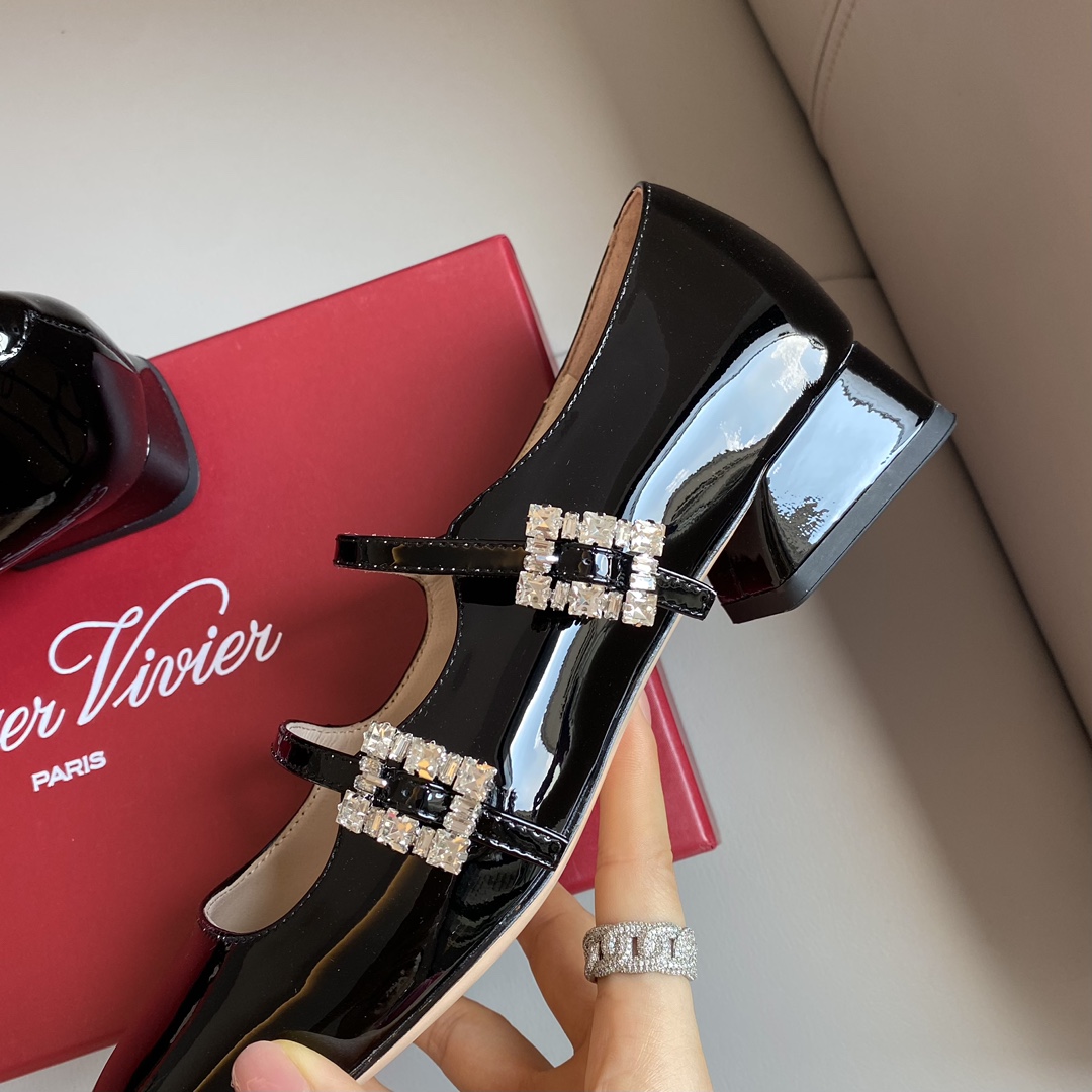Bagsaaa Roger Vivier Trés Vivier Strass Buckle Mini Babies Ballerinas in Patent Leather