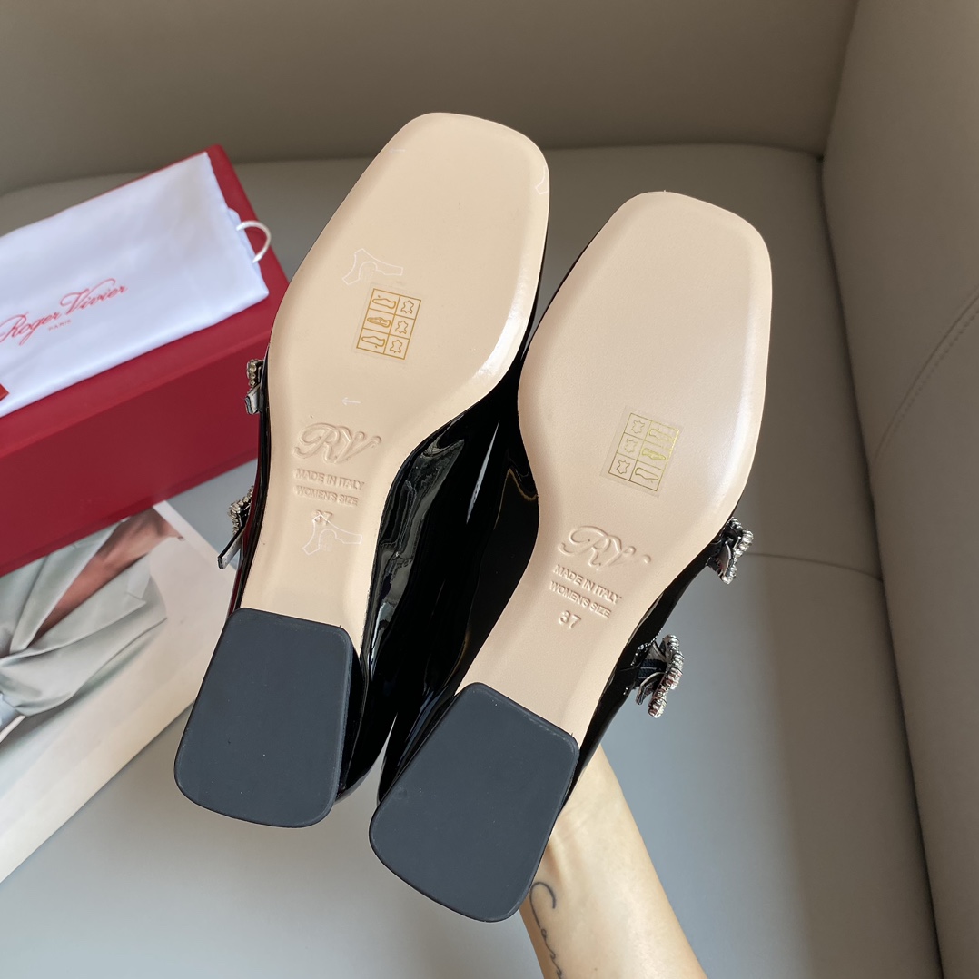Bagsaaa Roger Vivier Trés Vivier Strass Buckle Mini Babies Ballerinas in Patent Leather