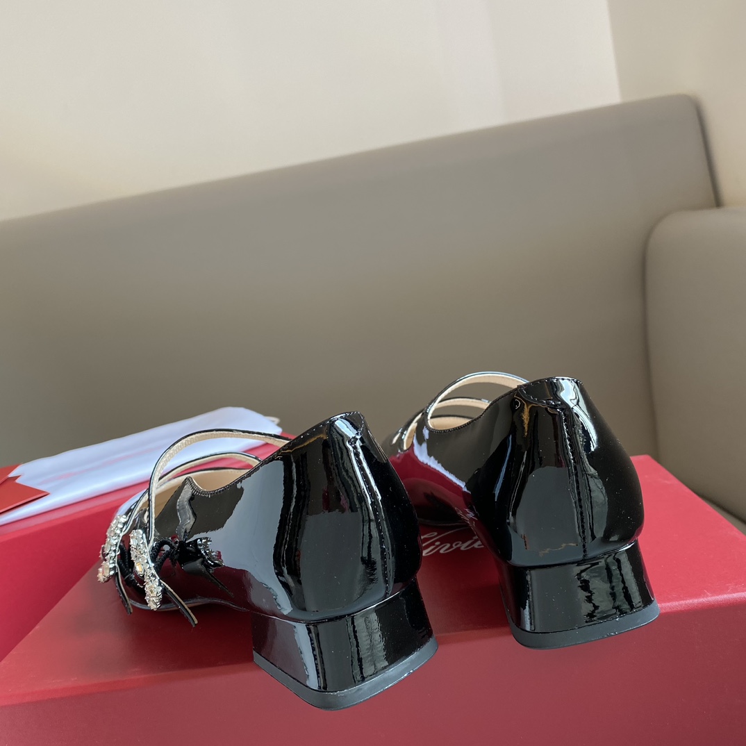 Bagsaaa Roger Vivier Trés Vivier Strass Buckle Mini Babies Ballerinas in Patent Leather