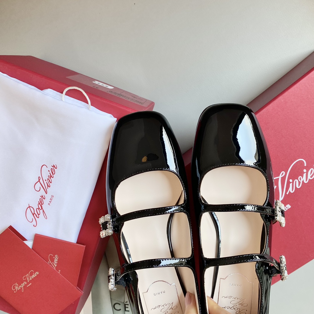 Bagsaaa Roger Vivier Trés Vivier Strass Buckle Mini Babies Ballerinas in Patent Leather