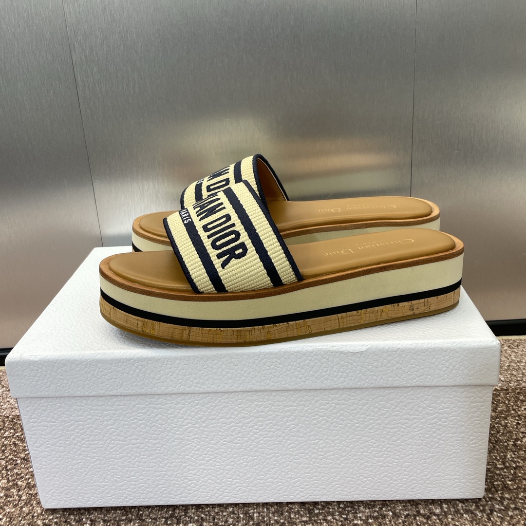 Bagsaaa D10r Dway Platform Slide Natural Raffia and Black Embroidered Cotton