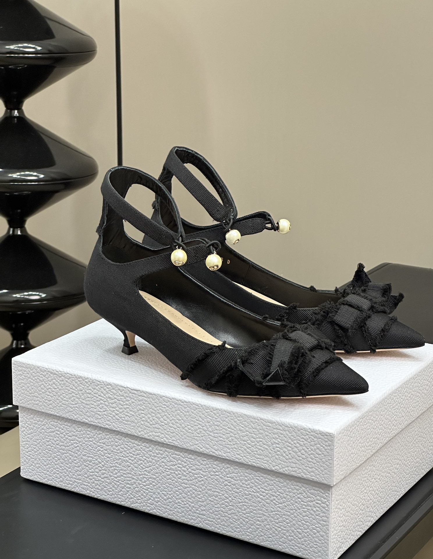 Bagsaaa D10r AD10rable Pump Black Fringed Grosgrain