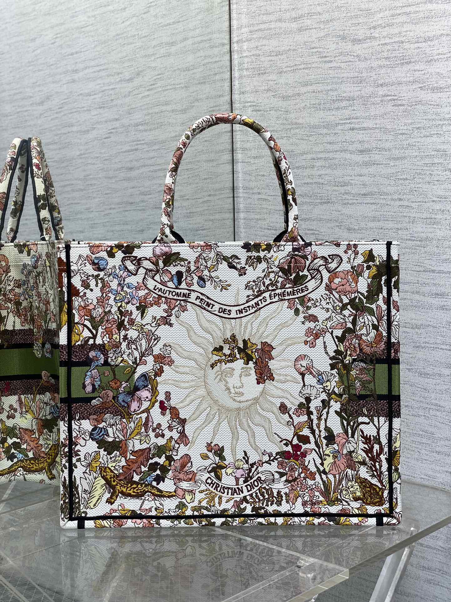 Bagsaaa Large D10r Book Tote Ecru Multicolor D10r 4 Saisons Automne Soleil Embroidery - 42 x 35 x 18.5 cm
