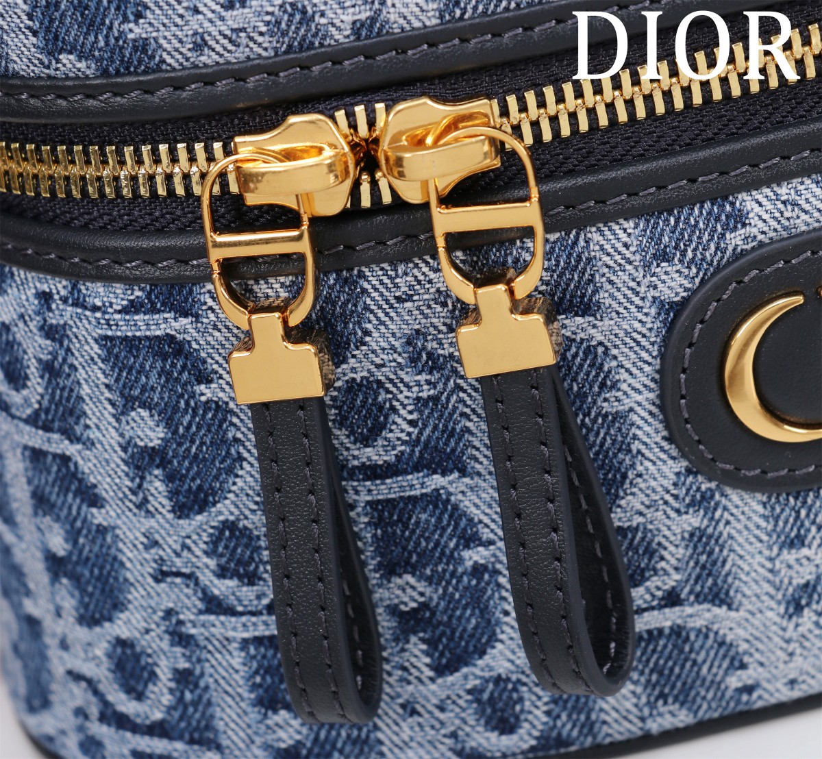 Bagsaaa D10r 30 Montaigne Mini Vanity Case Blue Denim D10r Oblique Jacquard - 16.5 x 8 x 9.5 cm