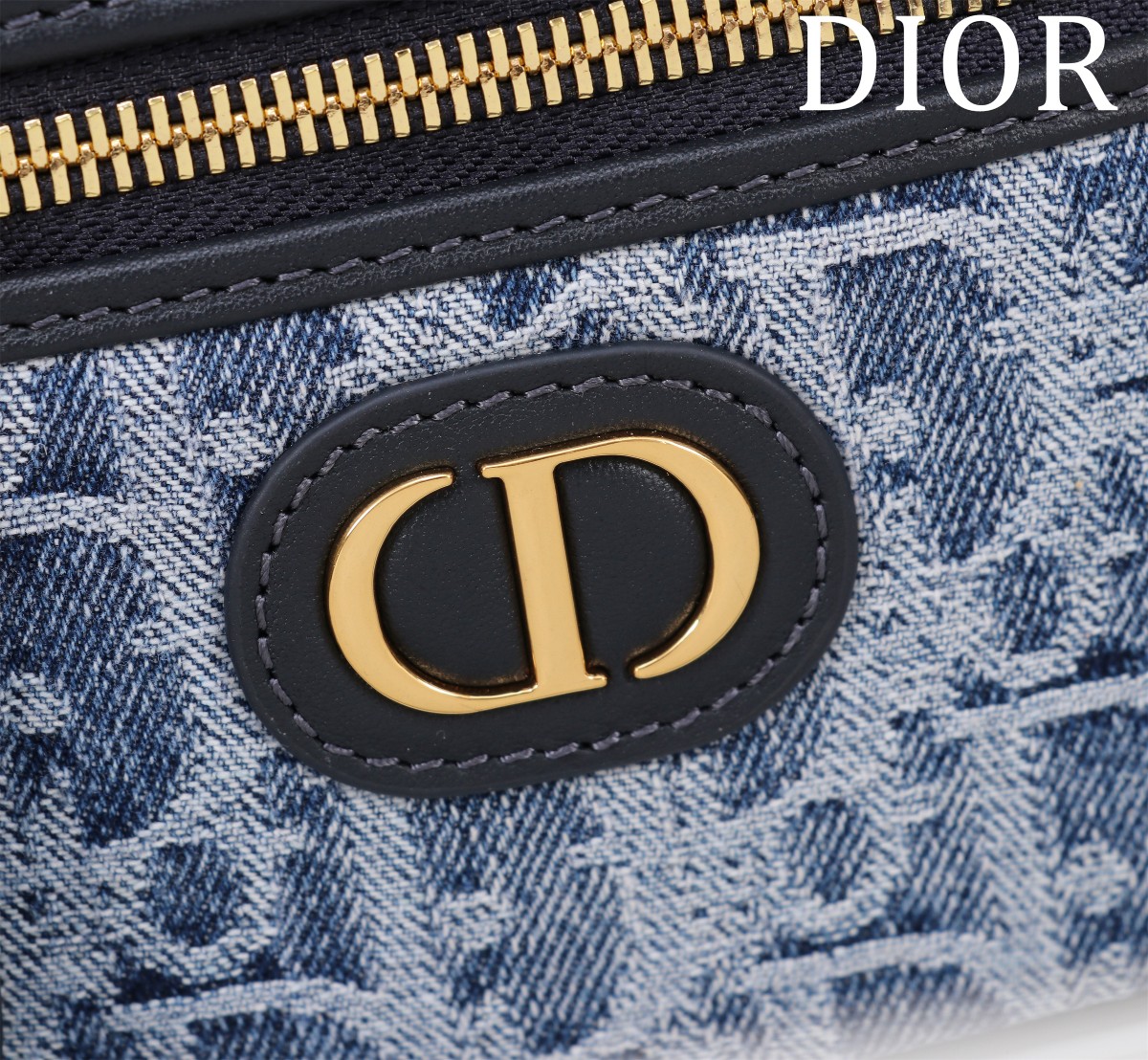 Bagsaaa D10r 30 Montaigne Mini Vanity Case Blue Denim D10r Oblique Jacquard - 16.5 x 8 x 9.5 cm