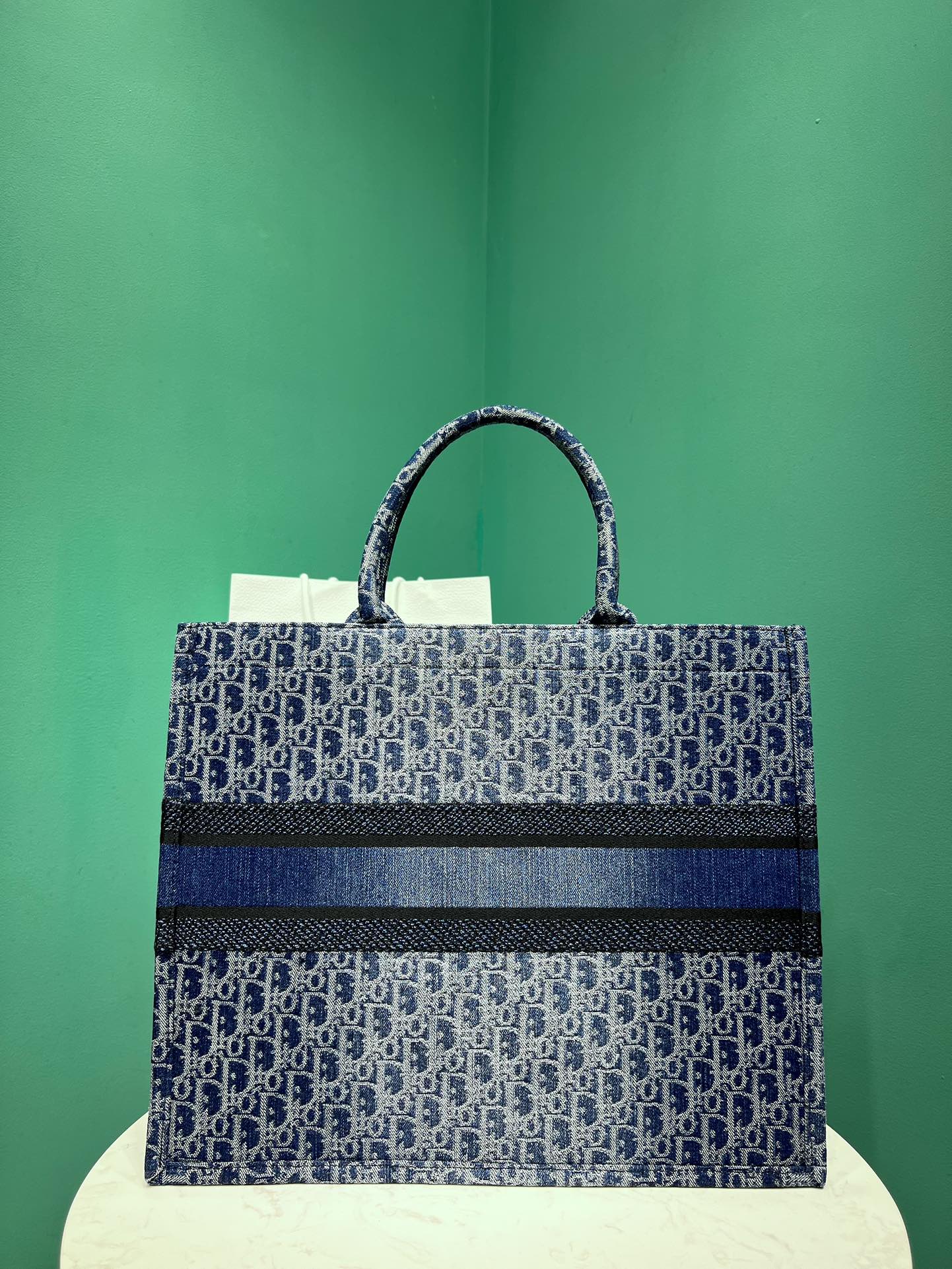 Bagsaaa Large D10r Book Tote Blue Denim D10r Oblique Jacquard - 42 x 35 x 18.5 cm
