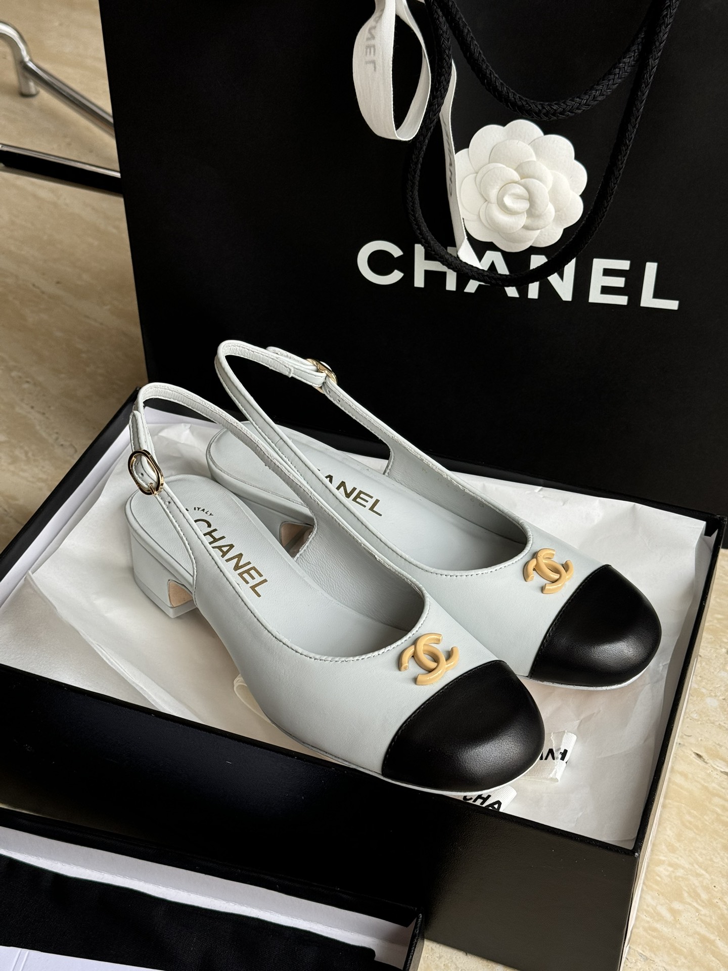 Bagsaaa Ch**el Slingbacks Calfskin White & Black G45768