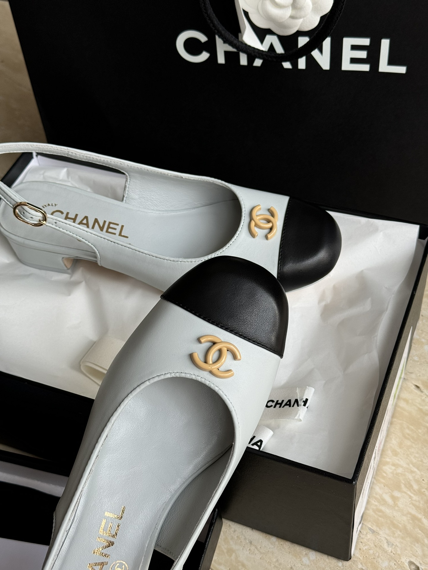 Bagsaaa Ch**el Slingbacks Calfskin White & Black G45768