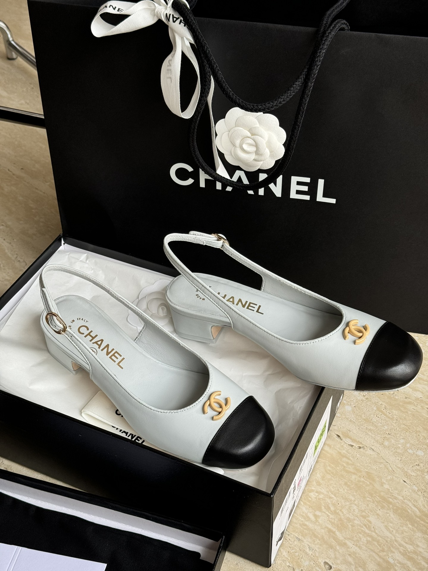 Bagsaaa Ch**el Slingbacks Calfskin White & Black G45768
