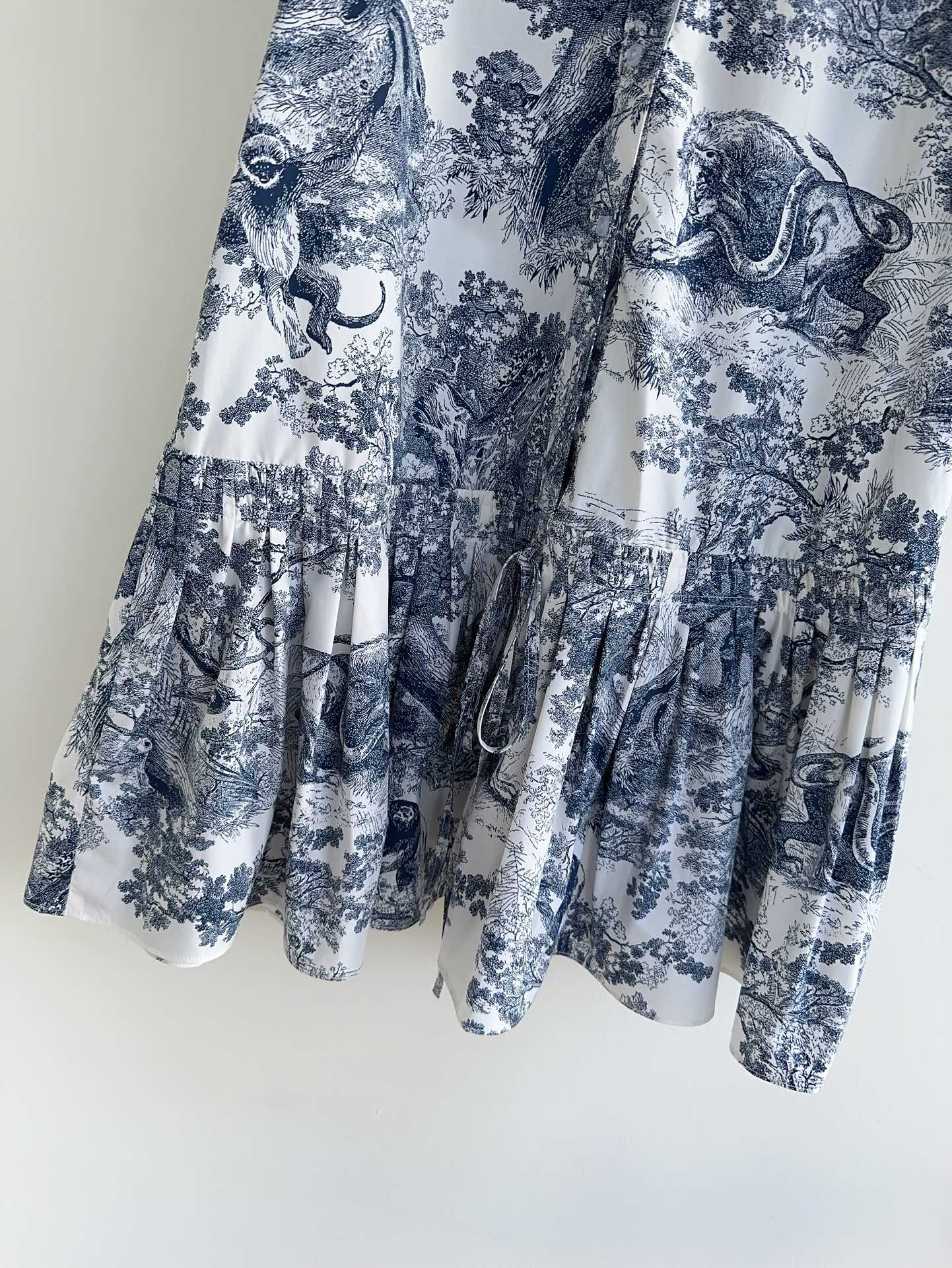 Bagsaaa D10riviera Straight Ruffled Dress White and Navy Blue Cotton and Silk Poplin with Toile de Jouy Sauvage Motif