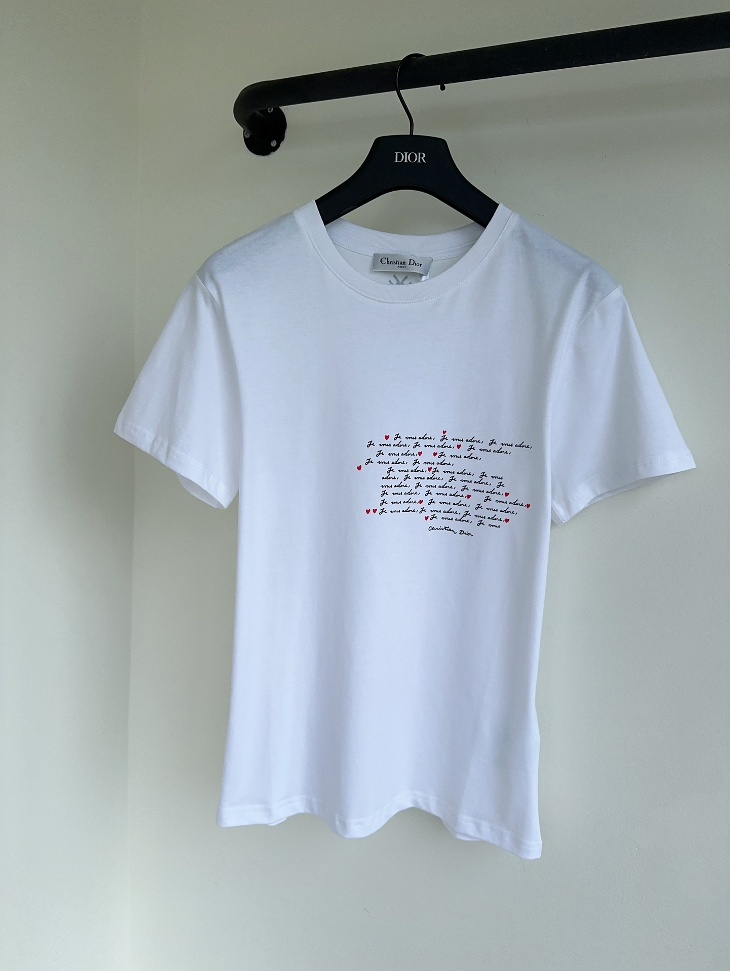 Bagsaaa D10ramour Embroidered T-Shirt White Cotton and Linen Jersey with Black and Red Je Vous Adore Motif