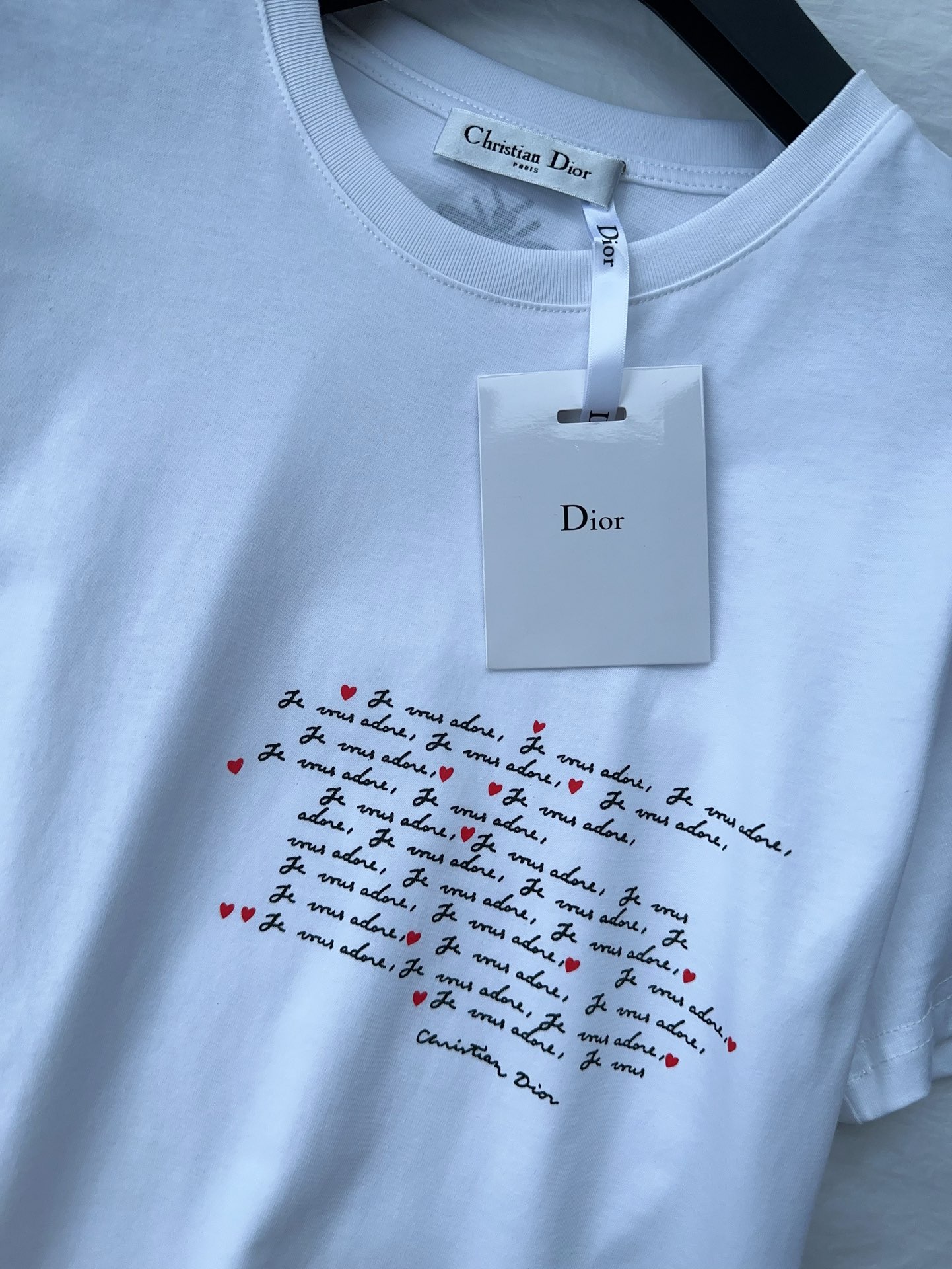 Bagsaaa D10ramour Embroidered T-Shirt White Cotton and Linen Jersey with Black and Red Je Vous Adore Motif