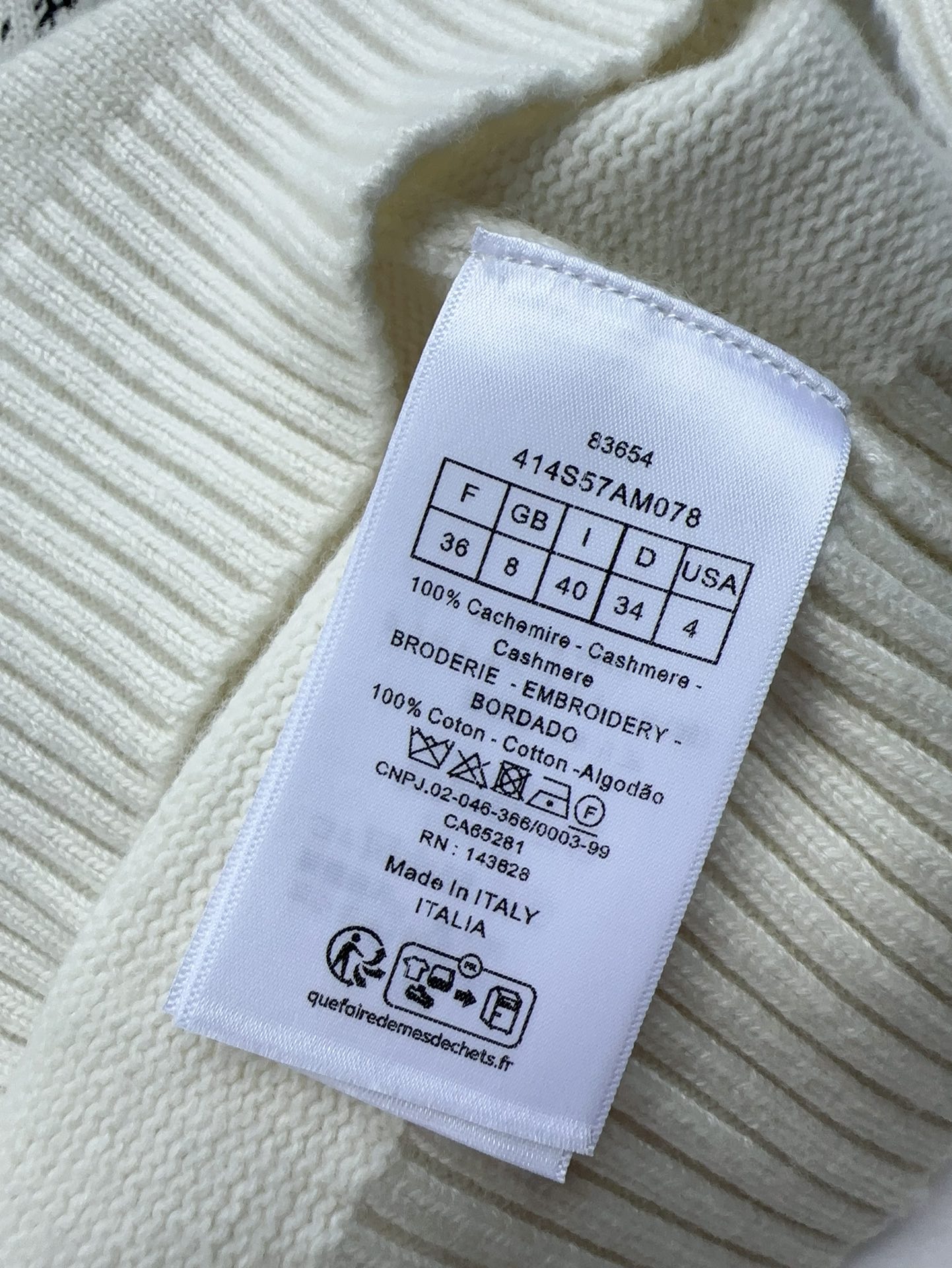 Bagsaaa D10ramour Embroidered Sweater White Cashmere Knit with Black and Red Je Vous Adore Motif