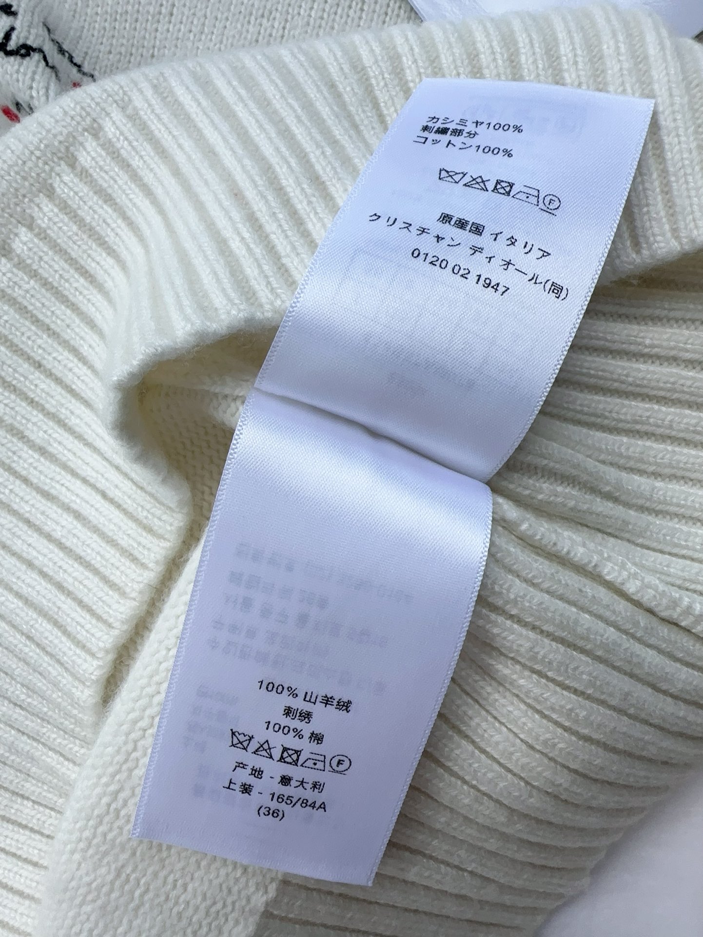Bagsaaa D10ramour Embroidered Sweater White Cashmere Knit with Black and Red Je Vous Adore Motif